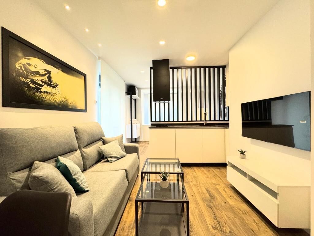 Estudio superior | Área de sala de estar | Smart TV de 32 pulgadas con canales digitales 