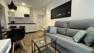 Apartamento luxo, sacada, vista para a cidade | Cozinha privada | Frigobar, micro-ondas, cooktop, cafeteira/chaleira