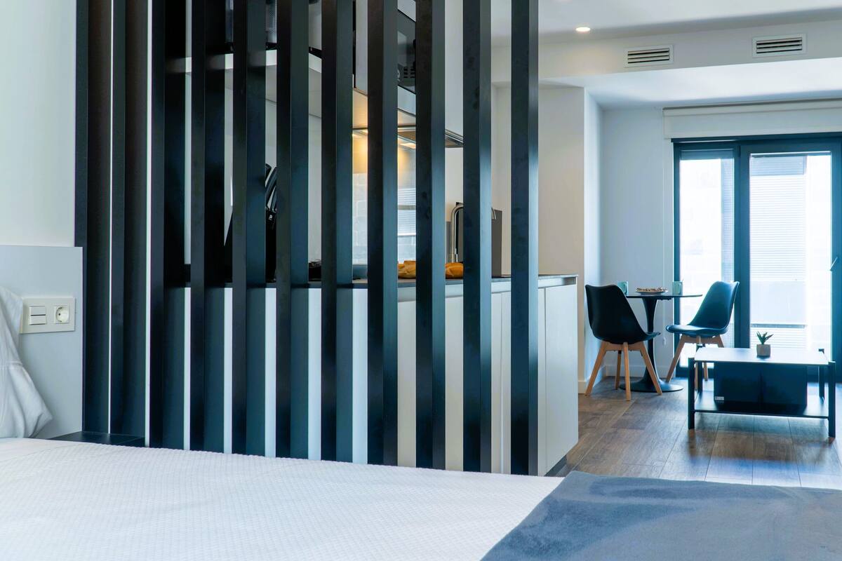 Superior-Studio | Daunenbettdecken, Betten mit Memory-Foam-Matratzen, Schreibtisch