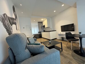Superior Studio | Living area | 32-inch Smart TV with digital channels - Apartamentos Identia by gaiarooms (León)