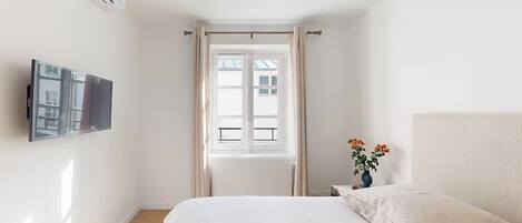 Iron/ironing board, WiFi, bed sheets