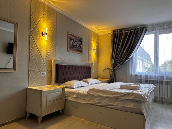 Kahden hengen luksushuone | Kannettavalle tietokoneelle sopiva työtila, ilmainen Wi-Fi