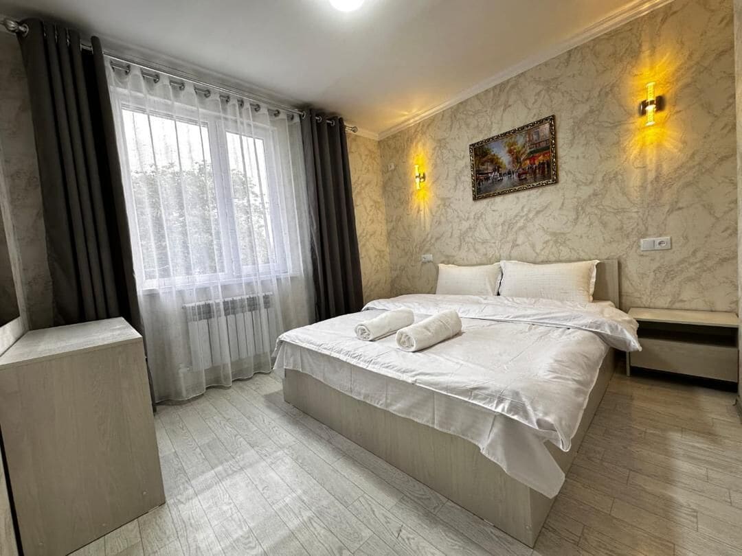 Kahden hengen luksushuone | Kannettavalle tietokoneelle sopiva työtila, ilmainen Wi-Fi