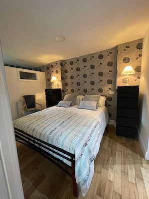 1 habitación, tabla de planchar con plancha, wifi y ropa de cama