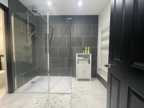 Douche, sèche-cheveux, serviettes fournies, savon