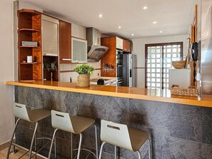 Een koelkast, een magnetron, een oven, een vaatwasser