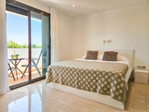 3 habitaciones, tabla de planchar con plancha y cuna de viaje 