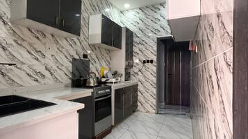 Executive Apartment | Private kitchen | Full-size fridge, microwave, cookware/dishes/utensils