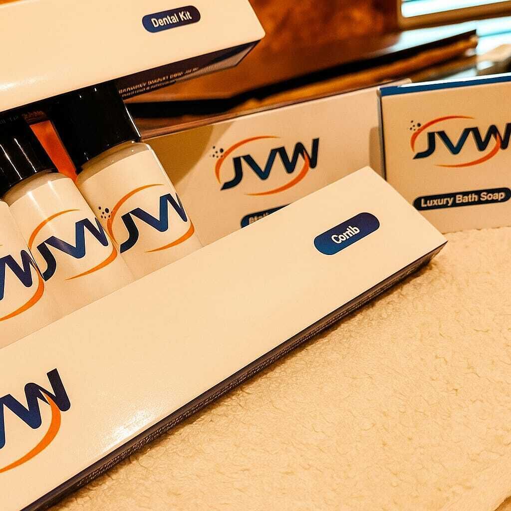 Presentación de productos de Jabón de Baño de Lujo J.W.M., incluyendo un kit dental y un peine.
