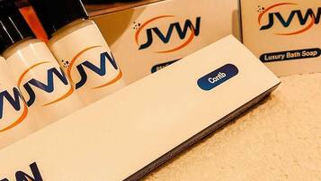 Presentación de productos de Jabón de Baño de Lujo J.W.M., incluyendo un kit dental y un peine.