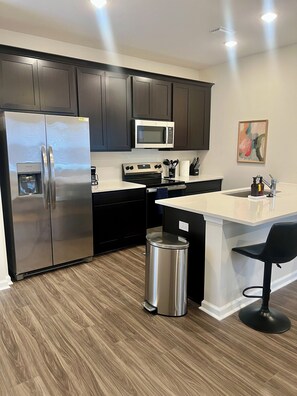 Micro-ondes, four, plaque de cuisson, lave-vaisselle