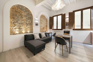 Comfort Studio | Living area - Deluxe Pitti Suites by MMega (Florence)