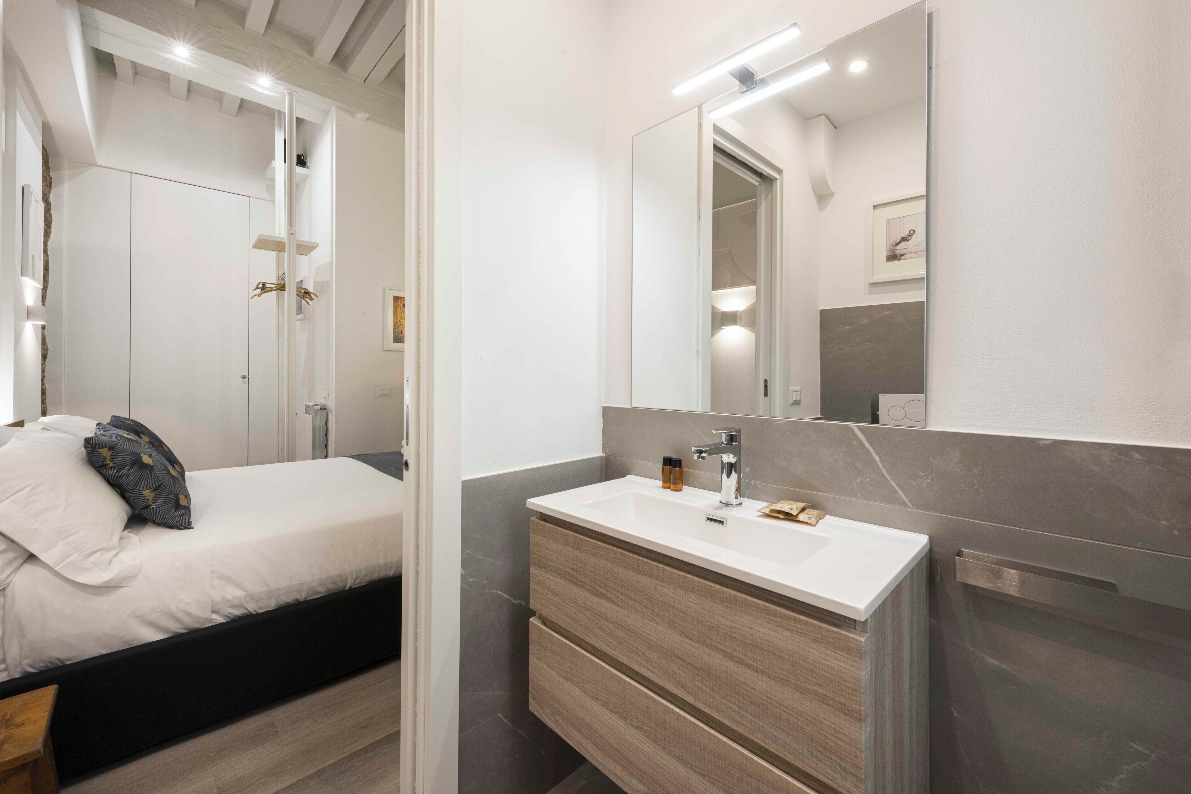 Monolocale comfort | Bagno | Doccia, asciugacapelli, asciugamani, carta igienica