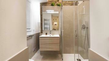 Appartamento Comfort | Bagno | Doccia, asciugacapelli, asciugamani, carta igienica