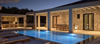 Olithera Villa, Private Pool & 1acre Green Land