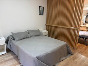 Schreibtisch, Bügeleisen/Bügelbrett, kostenloses WLAN, Bettwäsche