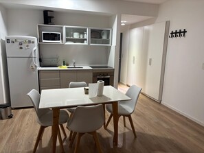 Køleskab, mikrobølgeovn, ovn, kogeplade