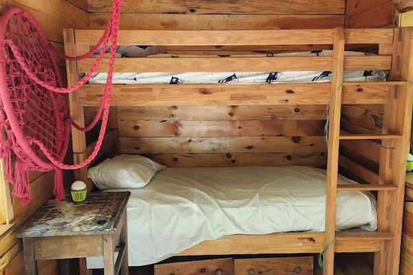 1 bedroom, bed sheets