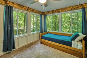3 bedrooms, iron/ironing board, free WiFi, bed sheets - Budget-Friendly! Creekside, Hot Tub, Firepit (Gatlinburg)