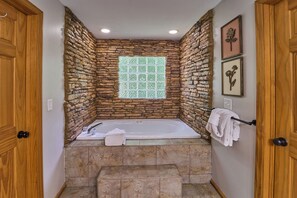 Shower, jetted bath, towels - Budget-Friendly! Creekside, Hot Tub, Firepit (Gatlinburg)