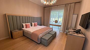 Four-Bedroom Villa | Minibar, värdeförvaringsskåp på rummet och strykjärn/strykbräda