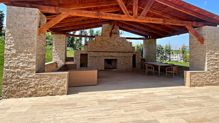 Arena Apartments & Villas Guba