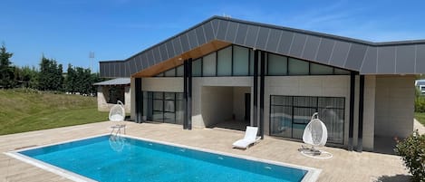 من حمّامات السباحة المغطاة