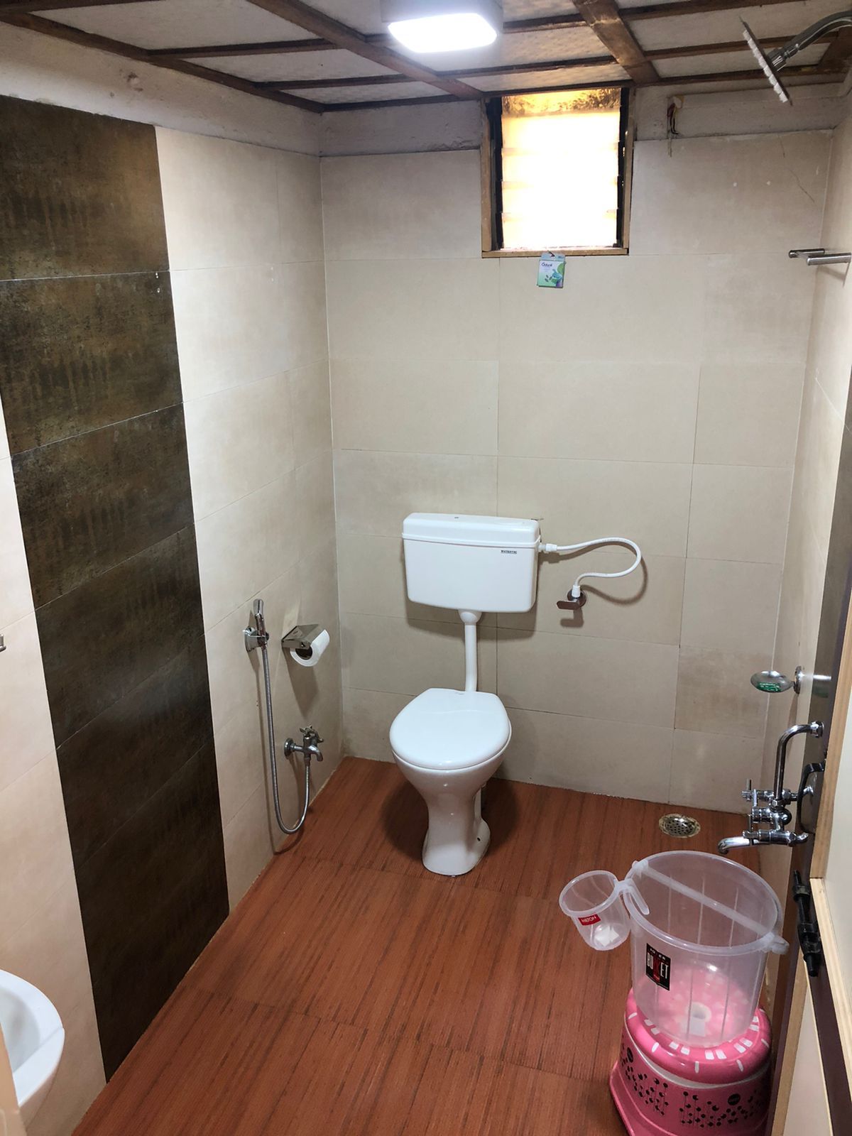 Ein kleines Badezimmer mit Toilette, Dusche und Waschbecken.