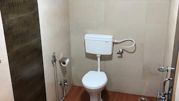 Ein kleines Badezimmer mit Toilette, Dusche und Waschbecken.
