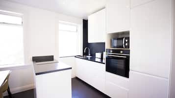Fridge, oven, stovetop, coffee/tea maker