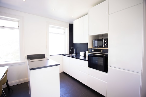 Fridge, oven, stovetop, coffee/tea maker
