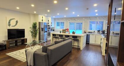 Luxury Modern Home – Quiet Escape in Richmond Hill. Ideal for Groups & Families