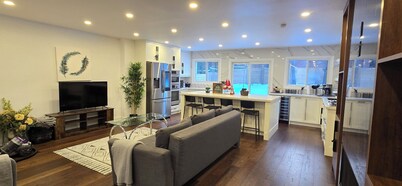 Luxury Modern Home – Quiet Escape in Richmond Hill. Ideal for Groups & Families