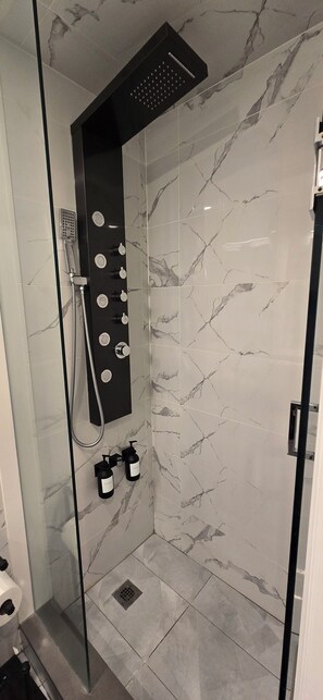 Hair dryer, towels, soap, toilet paper - Luxury Modern Home – Quiet Escape in Richmond Hill. Ideal for Groups & Families (Richmond Hill)