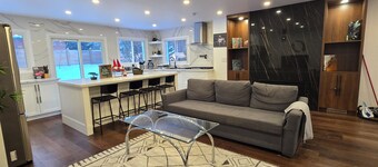 Luxury Modern Home – Quiet Escape in Richmond Hill. Ideal for Groups & Families