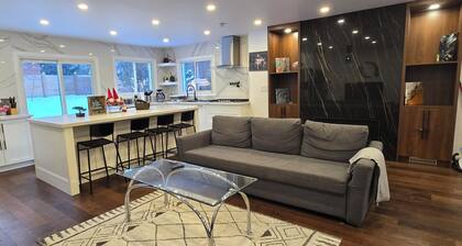 Luxury Modern Home – Quiet Escape in Richmond Hill. Ideal for Groups & Families