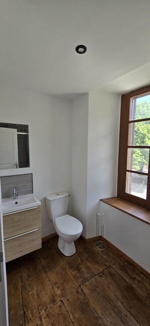 Shower, towels, toilet paper - Pyrenean Pursuits (Biert)