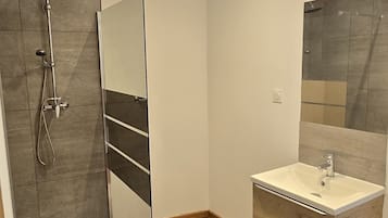 Regadera, toallas, papel de baño