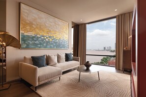 Seprai premium, bantalan ekstra lembut, minibar, dan brankas