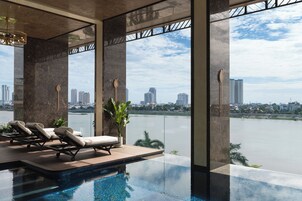 Una piscina cubierta