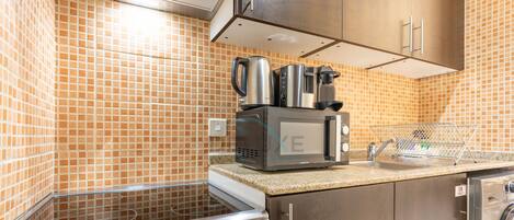 Geladeira, micro-ondas, fogão, cooktop