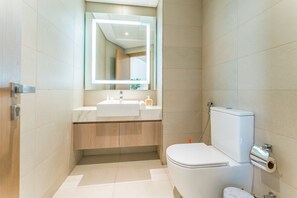 Een douche, een haardroger, handdoeken, zeep