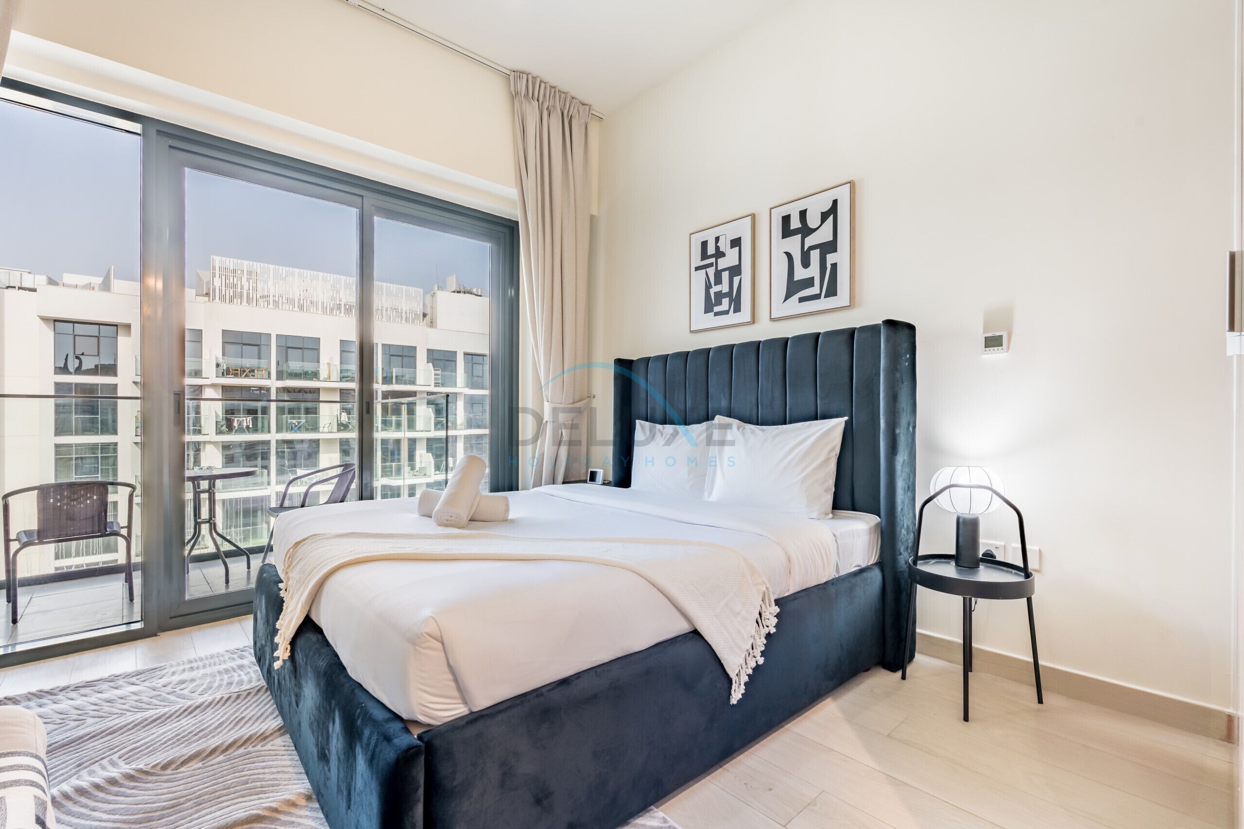 Caja de seguridad en la habitación y tabla de planchar con plancha 