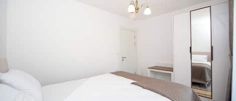 Iron/ironing board, WiFi, bed sheets