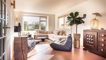 Smart TV, chimenea, videojuegos y libros