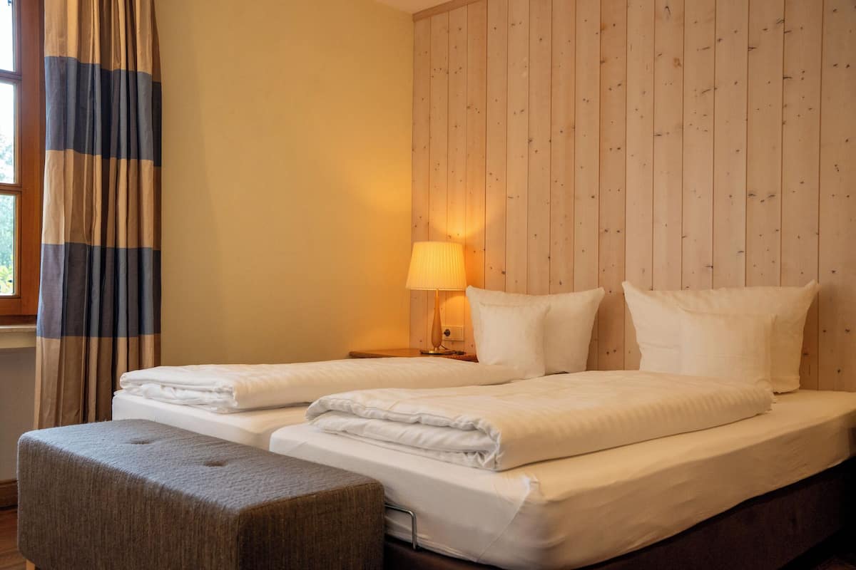 Basic Double Room, 1 Bedroom, Non Smoking | Hypo-allergenic bedding available, in-room safe, desk