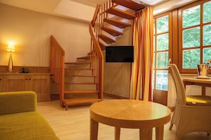Suite júnior, 1 dormitori, no fumadors, balcó | Roba de llit hipoal·lergògena, minibar i caixa forta a l'habitació