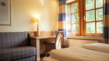 Quarto casal básico, 1 quarto, para não fumantes | Roupas de cama antialérgicas, frigobar, cofres nos quartos, escrivaninha