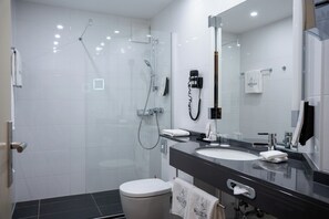 Junior Suite, 1 Bedroom, Non Smoking, Balcony | Bathroom - Hotel Der Waldkater (Rinteln)
