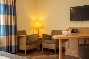 スタンダード ダブルルーム 1 ベッドルーム 禁煙 | リビング エリア | 75 cmの薄型テレビ (ケーブル放送視聴可)